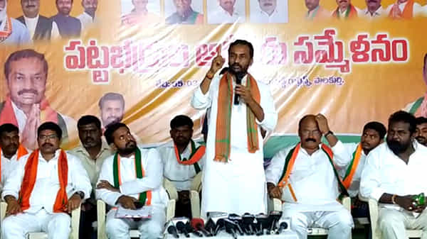 ఎమ్మెల్సీ ఎన్నికల ప్రచారంలో నోరు జారిన బీజేపీ ఎమ్మెల్యే.. ఆయనకు వ్యతిరేకంగా ఓటేయమన్న రఘునందన్రావు