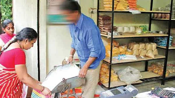 Ration card complaint helpline numbers: మీరు రేషన్ పంపిణీలో ఇబ్బందులు ఎదుర్కుంటున్నారా..? ఈ నంబర్ల ద్వారా ఫిర్యాదు చేయండి