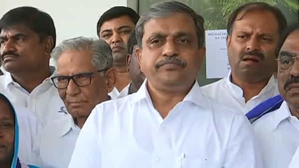 సీఎం జగన్తో ఎమ్మెల్సీ అభ్యర్థుల భేటీ.. మండలిలో టీడీపీ చెత్త రాజకీయాలకు చరమగీతం ఖాయం -సజ్జల
