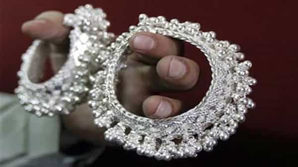 Silver Price Today : బంగారం వెంటే పరుగులు పెడుతున్న వెండి.. స్వల్పంగా పెరిగిన ధర.. ప్రధాన నగరాల్లో ధరలు ఇలా ఉన్నాయి