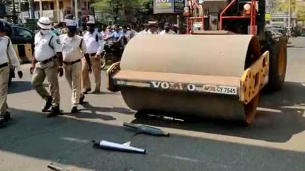 Traffic Police: మీరు కూడా అధిక సౌండ్ చేసే సైలెన్సర్స్ వినియోగిస్తున్నారా..? ఒక్కసారి ఈ సీన్ చూడండి
