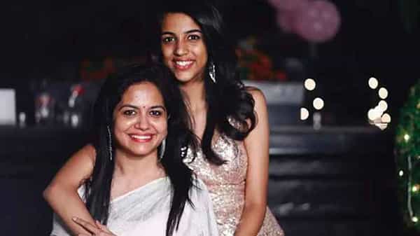 Singer Sunitha: పుత్రికోత్సాహంలో సింగర్ సునీత.. అందమైన పాటపాడిన శ్రేయ.. వీడియో వైరల్