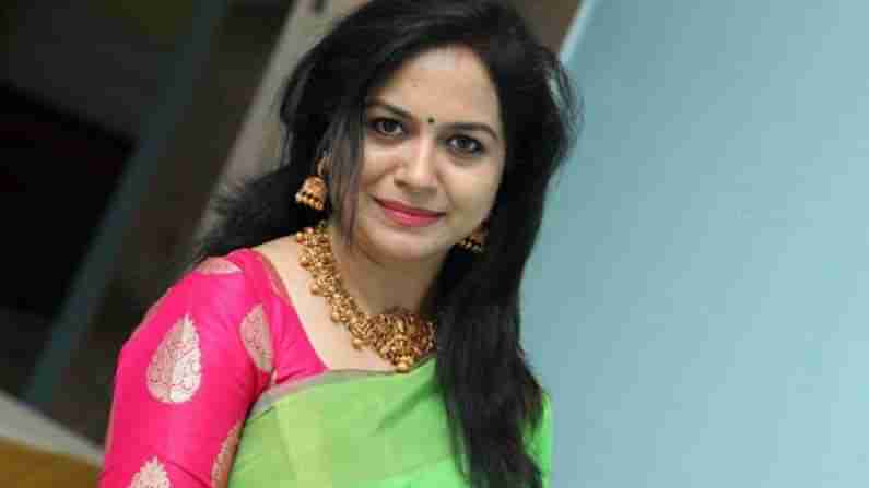 Singer Sunitha: అభిమానులకు క్షమాపణలు చెప్పిన అందాల సింగర్.. అసలు విషయం ఇదే..