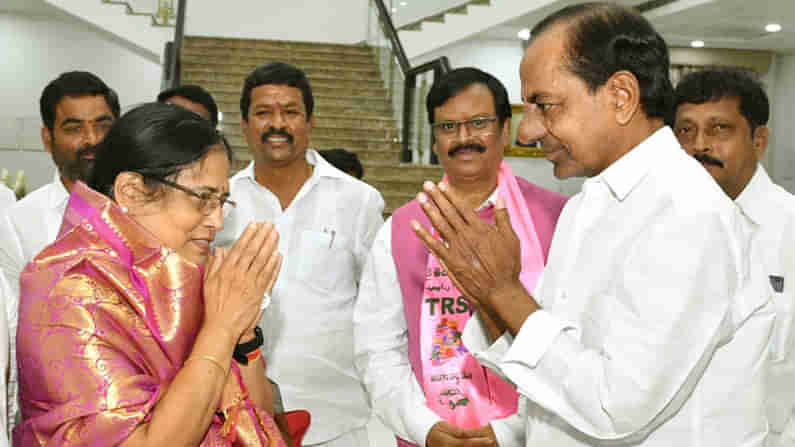 Surabhi Vani Devi CM KCR  ప్రగతి భవన్ లో సీఎం కేసీఆర్ ను కలిసి కృతజ్ఞతలు చెప్పిన సురభి వాణీదేవి