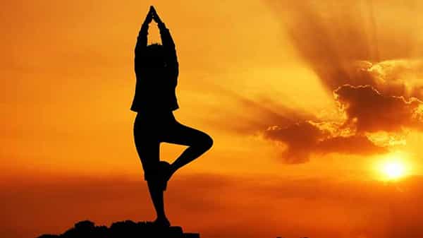 Surya Namaskar : ఈ యోగాసనానికి 10 నిముషాలు కేటాయిస్తే.. ఎన్నో ఆరోగ్య ప్రయోజనాలు, విటమిన్ డి లభ్యం