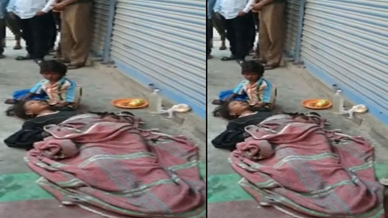 మనసును కదిలించే ఘటన.. చనిపోయిన తల్లికి సపర్యలు చేసిన చిన్నారి.. కంటతడి పెట్టిస్తున్న ఫోటో..