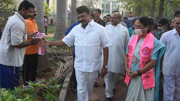 కేంద్రం ఇస్తానన్న ఏడాదికి కోటి ఉద్యోగాలు ఏవి..? బీజేపీ నేతలను నిలదీయాలని మంత్రుల పిలుపు