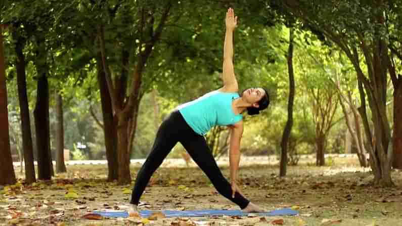 Trikonasana :  మీ కాళ్ళు బలహీనంగా ఉన్నాయా.. చీలమండల నొప్పా.. ఈ ఆసనం మీ కోసమే..!