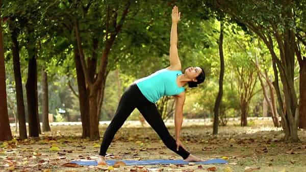 Trikonasana : మీ కాళ్ళు బలహీనంగా ఉన్నాయా.. చీలమండల నొప్పా.. ఈ ఆసనం మీ కోసమే..!