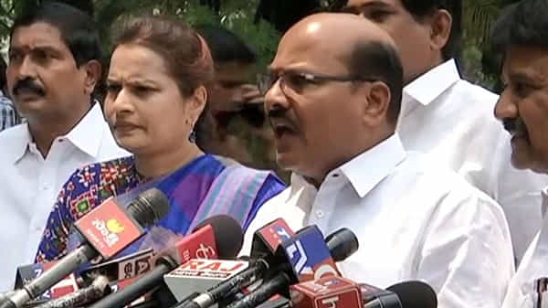TS Employees Celebrations on PRC: పీఆర్సీపై ఉద్యోగుల సంబరాలు.. సీఎం కేసీఆర్ చిత్రపటానికి పాలాభిషేకాలు