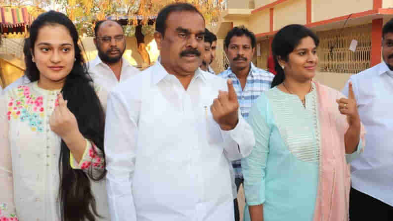 AP Municipal Elections 2021: అమెరికా టు అనంతపురం.. ఓటు కోసం సప్త సముద్రాలు దాటొచ్చిన యువతి