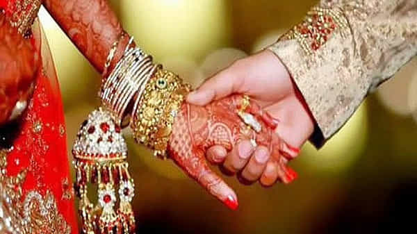 ఆ అమ్మాయి నలుగురితో పారిపోయింది.. ఇంతకి ఆమెకు ఎవరితో పెళ్లైంది...? ఇప్పుడిదే పెద్ద చర్చ..!