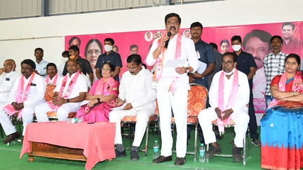 నడిగడ్డలో గర్జించిన మంత్రులు.. పీవీ కుమార్తెకు అలంపూర్ ప్రజలు అండగా నిలవాలని పిలుపు