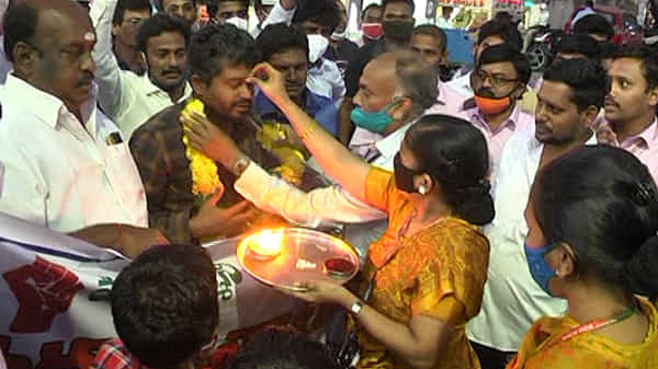 అట్టుడుకుతున్న ఉక్కునగరం.. గుంటూరు నుంచి విశాఖకు పాదయాత్ర.. జెండా ఊపి ప్రారంభించిన మాజీ ఎంపీ