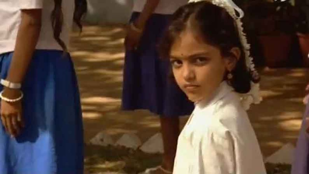 నిత్యా మేనన్‌ 1988, ఏప్రిల్‌ 8న బెంగళూరులో జన్మించింది. 'ది మంకీ హు న్యూ టు మచ్​' అనే ఇంగ్లీష్​ చిత్రంలో బాలనటిగా తెరగేంట్రం చేసిందీ చిన్నది. 