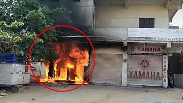 Andhrapradesh: ఎస్బీఐ ఏటీఎం సెంటర్లో అగ్నిప్రమాదం.. బాంబుల మాదిరిగా పేలిన ఏటీఎం మిషన్లు.. వీడియో
