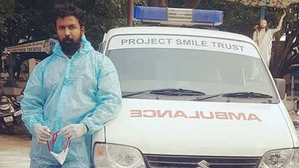 Viral News: అసలైన హీరో ఇతడేగా.. మనసు చలించి అంబులెన్స్ డ్రైవర్గా మారిన నటుడు..