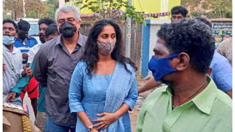 సినీ హీరో అజిత్ తన భార్య షాలినితో కలసి తిరువాన్మయూర్ ఈసీఆర్ కాలేజీ వద్ద తన ఓటు వేశారు.