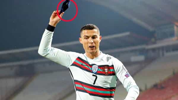 Cristiano Ronaldo: కోపంతో హ్యాండ్ బ్యాండ్ విసిరికొట్టిన రొనాల్డో.. దాన్ని వేలం వేయగా ఎంత పలికిందో తెలిస్తే..