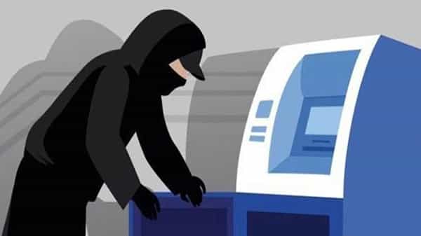 Attempt To Break ATM: గచ్చిబౌలిలో ఏటీఎమ్ చోరీకి యత్నించిన ఆగంతకుడు.. ఫొటోలు షేర్ చేసిన పోలీసులు..