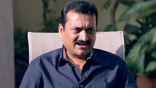 Bandla Ganesh: కరోనా భయం.. తండ్రికి స్వయంగా కటింగ్ చేసిన బండ్ల గణేష్.. వీడియో