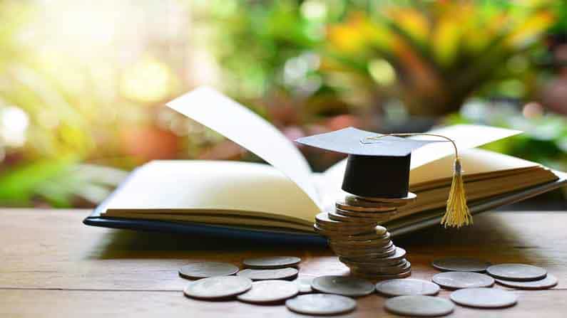 Bank Education loans: ప్రస్తుతం విద్య కోసం లక్షల్లో ఖర్చు అవుతుంటాయి. పిల్లల చదువుల కోసం తల్లిదండ్రులు సంపాదించింది ఎక్కువగా విద్య కోసమే ఖర్చు చేయాల్సి వస్తోంది. ఆదాయంతో పాటు ఖర్చులు పెరగడం, ద్రవ్యోల్బణం, ఇతర కారణాలతో ఉన్నత విద్యకు కేటాయించాల్సిన మొత్తం వార్షిక ఆదాయంలో 13 శాతం వరకు ఖర్చు చేస్తున్నారని ఒక సర్వే తేల్చింది.