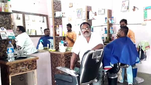 Telangana News: కోవిడ్ సంక్షోభంలో సెలూన్ షాపు యజమాని ఔదార్యం.. ప్రైవేటు టీచర్లకు ఉచిత సేవలు
