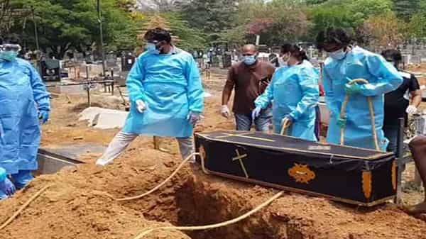 Bengaluru Volunteers: కరోనా మృతదేహాలకు ఆ నలుగురే.. అన్ని మతాల సాంప్రదాయాలతో అంత్యక్రియలు