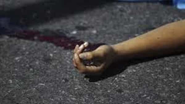 AP Crime News: భార్యను బ్లేడుతో కోసి చంపిన భర్త.. హత్య వెనుక కరోనా వ్యధ.. వివరాలు ఇవి