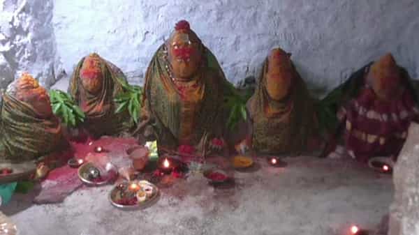 ఐదేళ్లకోసారి ఊరు బంధనం..తెల్లవారుజామున విచిత్ర పూజలు.. తెలంగాణలోని ఆ ప్రాంతంలో వెరైటీ బోనాలు