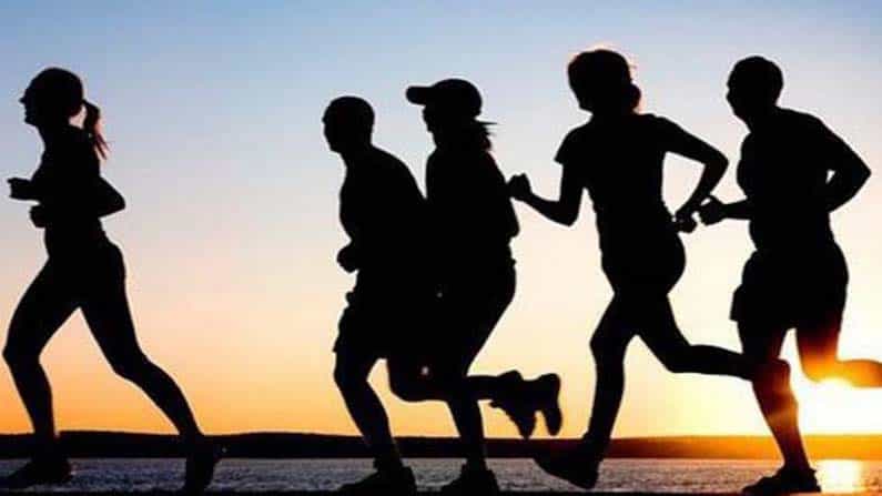 బొప్పాయి శరీరానికి ఎంతో మేలు చేస్తుంది. జీర్ణక్రియను మెరుగుపర్చడంతోపాటు.. ముఖ్యంగా ఎముకలను దృఢంగా చేసేందుకు దొహదపడుతుంది. దీనిలో విటమిన్ సీ పుష్కలంగా ఉంటుంది. బొప్పాయి తినడం వల్ల ఎముకలు దృఢంగా మారడంతోపాటు ఇమ్యూనిటీ శక్తి పెరుగుతుంది.