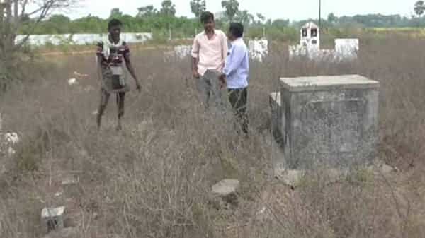 హృదయ విదారకం.. పిల్లలు లేరు.. 30 ఏళ్ల క్రితమే భార్య సమాధి పక్కన తన సమాధి సైతం నిర్మించుకున్న వైనం