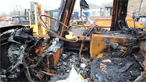 మావోయిస్టుల ఘాతుకం... రోడ్డు నిర్మాణ పనుల్లో సూపర్ వైజర్ను కొట్టి చంపేసిన మావోలు.. వాహనాలకు నిప్పు