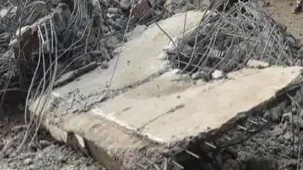 Mahabubabad News: ఇలా కట్టారు.. అలా కుప్పకూలిపోయింది.. మహబూబాబాద్లో దారుణం.. గ్రామస్తుల ఆగ్రహం..