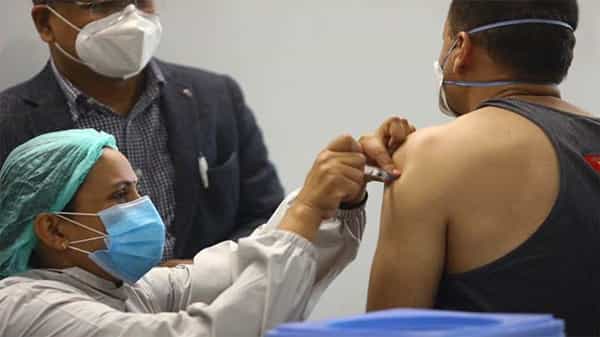 Corona Vaccination: వ్యాక్సిన్ తీసుకున్న తర్వాత వచ్చే దుష్ప్రభావాలు... టీకా తీసుకున్న తర్వాత పాటించే నియమాలు