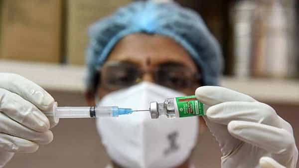 Corona Vaccination: కరోనా నుంచి కోలుకున్నారా..? అయితే వ్యాక్సిన్కు తొందర ఏమీ లేదంటోన్న వైద్యులు..