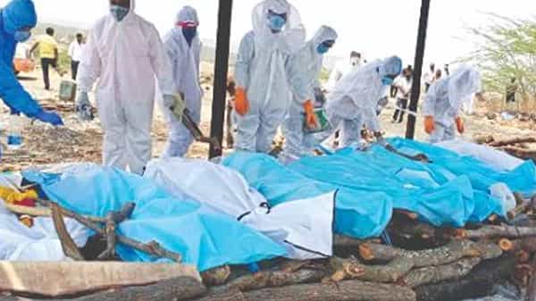 Coronavirus: హృదయవిదారక ఘటన.. ఒకే చితిపై 8 మంది కరోనా మృతులకు అంత్యక్రియలు