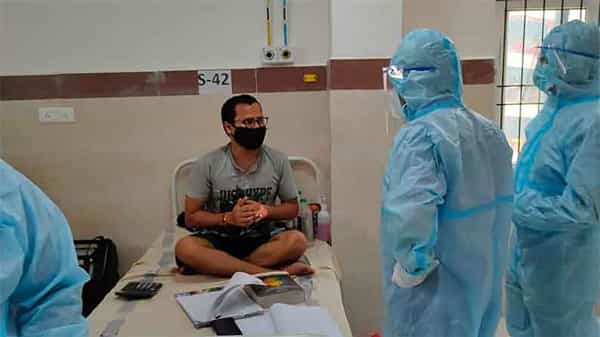 Photo Viral: ఆసుపత్రిలో కోవిడ్ బాధితుడిని చూసి ఆశ్యర్యపోయిన కలెక్టర్.. ఆయన చేసిన పనికి ఫిదా.. ఫోటో వైరల్