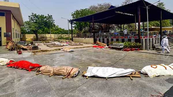 Delhi Corona: ఢిల్లీలో యమా డేంజర్.. గంటకు 12 మంది కరోనాతో మృతి.. కాలిపోయేందుకు 20 గంటల పాటు క్యూలైన్లో ఉంటున్న శవాలు