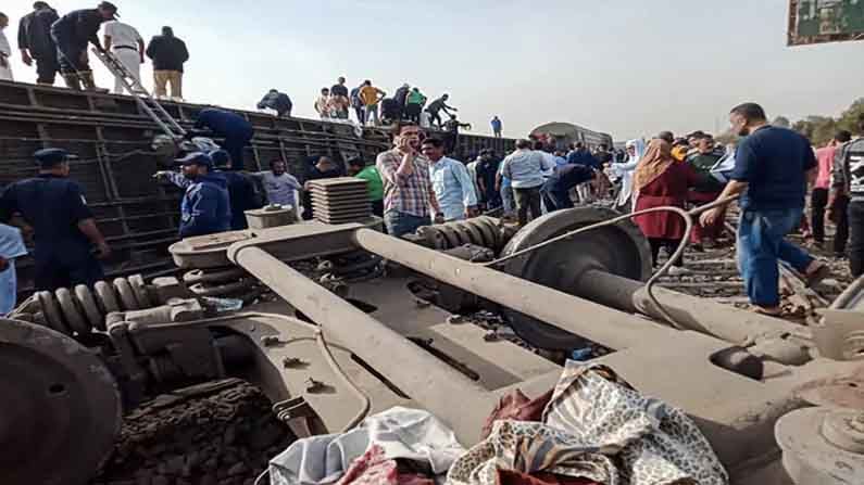 Egypt train Accident: ఈజిప్టులో పట్టాలు తప్పిన రైలు.. 11 మంది మృతి.. 100 మందికి పైగా గాయాలు