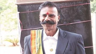 రియల్ హీరో, రైలు కింద పడిపోబోయిన చిన్నారిని రక్షించిన రైల్వే ఉద్యోగి, ఎక్కడంటే?