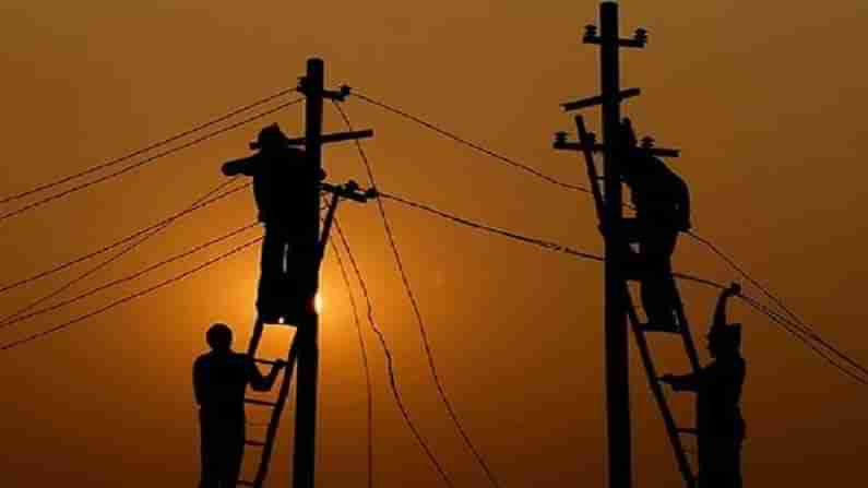 Power Cut to Police Station: మాస్క్ ధరించలేదని ఫైన్ వేసిన పోలీస్.. గంటలోపే ఊహించని షాక్ ఇచ్చిన విద్యుత్ ఉద్యోగులు..