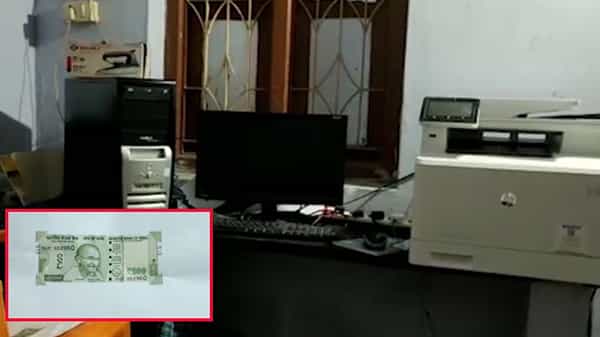 AP Crime News: ఇంట్లో దిమ్మతిరిగే సెటప్.. పుస్తకాలకు అట్టలేసినట్టు అలవోకగా నకిలీ కరెన్సీ తయారీ