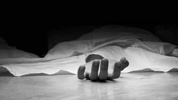 Father Death: రూ.50 ఇవ్వలేదనే కోపంతో తండ్రిని హత్య చేసిన కొడుకు.. దాడిలో తల్లికి గాయాలు.. నిందితుడి కోసం గాలింపు