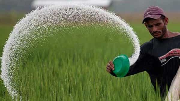 Centre Good News To Farmers: రైతులకు కేంద్రం గుడ్ న్యూస్... ఎరువు ధరలపై కీలక ప్రకటన.. వివరాలు ఇవే...
