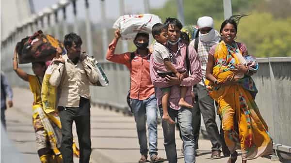 Corona Effect: మళ్లీ సొంతూళ్లకు పయనమవుతోన్న వలస కూలీలు.. కలవర పెడుతోన్న కరోనా సెకండ్ వేవ్..