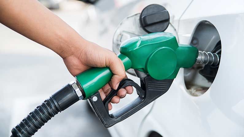 Petrol Diesel Rates: వాహనదారులకు ఇది నిజంగా ఊరటే.. తెలుగు రాష్ట్రాల్లో పెట్రోల్, డీజిల్ ధరలు ఎంతంటే..