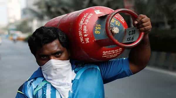 Gas Cylinder: గ్యాస్ వినియోగదారులకు షాక్.. ఇక నుంచి సిలిండర్ల పంపిణీలో మరింత ఆలస్యం.. ఎందుకంటే..!