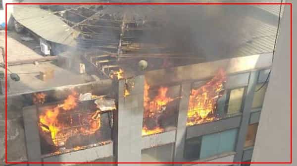 Massive Fire at Mall: షాపింగ్ మాల్లో భారీ అగ్నిప్రమాదం.. లాక్డౌన్ కారణంగా తప్పిన పెను ముప్పు
