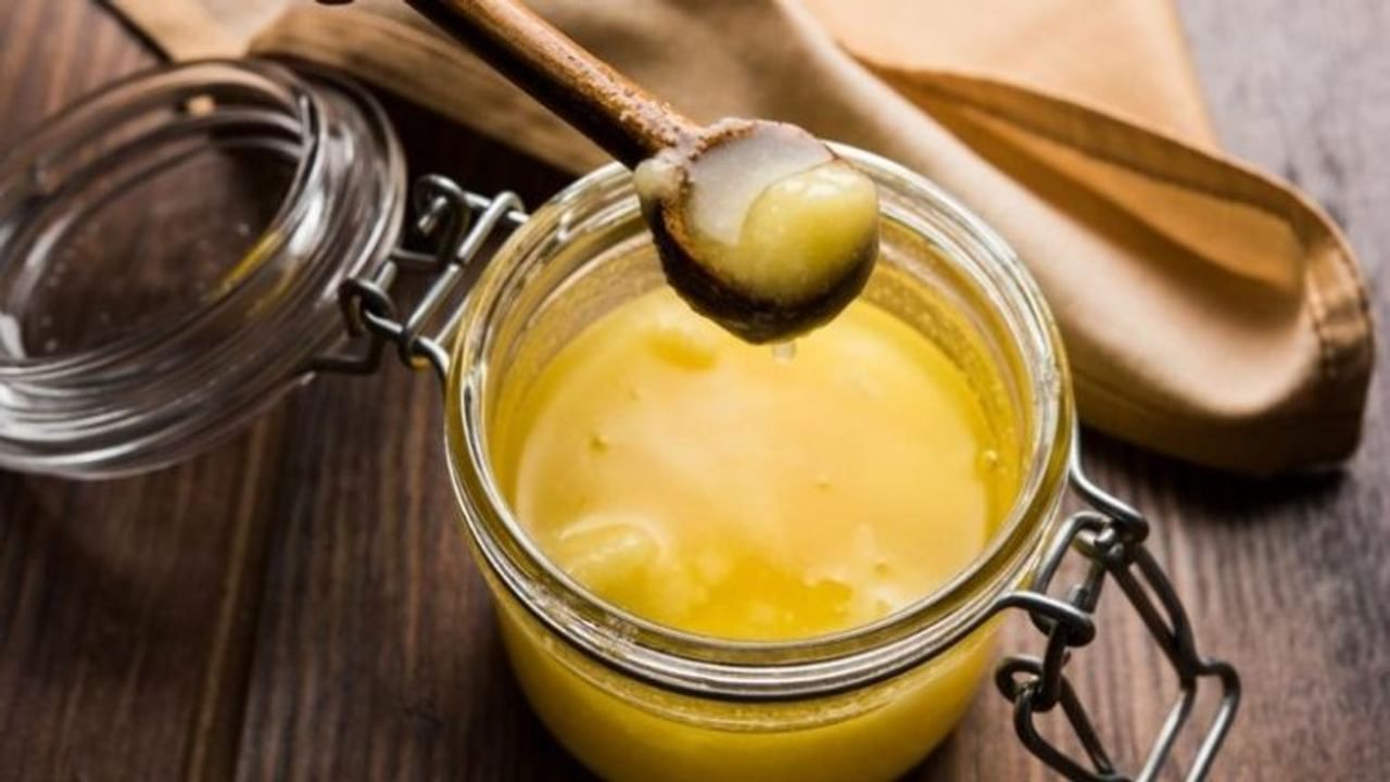 Health Benefits of Ghee Milk: పాలల్లో కాల్షియం మెండుగా ఉంటుంది. అందుకే అందరూ పాలు తాగమని సూచిస్తుంటాయి. అయితే అదే పాలల్లో నెయ్యి కలుపుకొని తాగితే ఎన్నో ఆరోగ్య ప్రయోజనాలు చేకూరుతాయని పేర్కొంటున్నారు వైద్య నిపుణులు. రాత్రి పడుకునే ముందు ఒక టీస్పూన్ నెయ్యిని గ్లాసు పాలలో కలిపి తాగడం వల్ల ఆరోగ్యంగా ఉండవచ్చని పేర్కొంటున్నారు.  